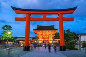 santuario fushimi inari al crepuscolo a kyoto foto