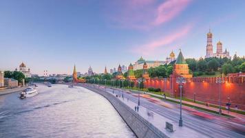 vista panoramica del fiume di mosca e del palazzo del cremlino in russia