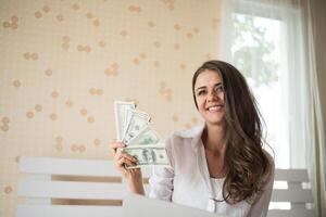 donna con banconota in dollari sul letto foto