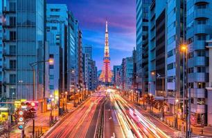 vista sulla strada della città di tokyo con la torre di tokyo foto