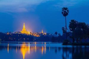 shwedagon pagoda al tramonto, grande pagoda dagon a yangon myanmar foto