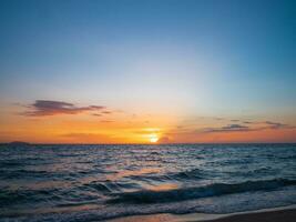 paesaggio punto di vista panorama estate mare vento onda fresco feria calma costiero tramonto cielo accendere arancia d'oro sera giorno guarda calma carattere tropicale bello mare acqua viaggiare bangsaen spiaggia thailandia foto