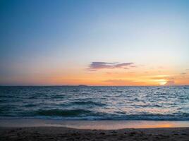 paesaggio punto di vista panorama estate mare vento onda fresco feria calma costiero tramonto cielo accendere arancia d'oro sera giorno guarda calma carattere tropicale bello mare acqua viaggiare bangsaen spiaggia thailandia foto