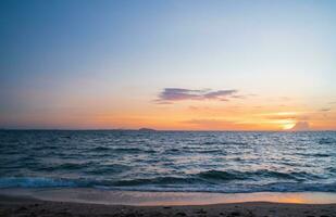 paesaggio punto di vista panorama estate mare vento onda fresco feria calma costiero tramonto cielo accendere arancia d'oro sera giorno guarda calma carattere tropicale bello mare acqua viaggiare bangsaen spiaggia thailandia foto