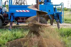 trattore tracciante con coclea per trivellazione terreno per pali foto