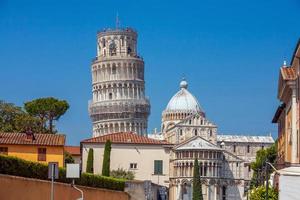 la torre pendente, paesaggio urbano di skyline del centro città di pisa in italia foto