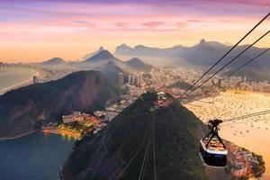 vista notturna della spiaggia di copacabana, urca e botafogo a rio de janeiro foto