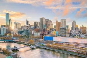 skyline della città di melbourne al crepuscolo foto