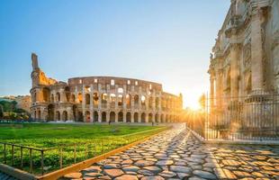 veduta del Colosseo a roma al crepuscolo foto