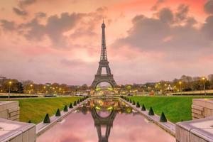 torre eiffel all'alba dalle fontane del trocadero a parigi foto