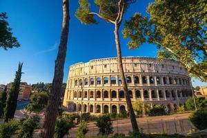 vista del Colosseo a Roma con il cielo blu foto