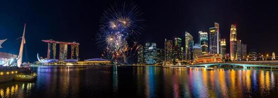 skyline della città di singapore e bellissimi fuochi d'artificio foto