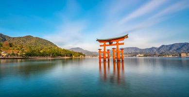 isola di miyajima, la famosa porta torii galleggiante foto