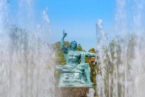 statua della pace nel parco della pace di nagasaki in giappone foto