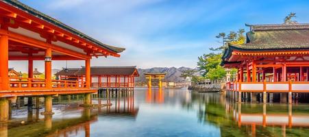 isola di miyajima, la famosa porta torii galleggiante foto