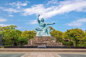 statua della pace nel parco della pace di nagasaki in giappone foto