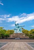 statua della pace nel parco della pace di nagasaki in giappone foto