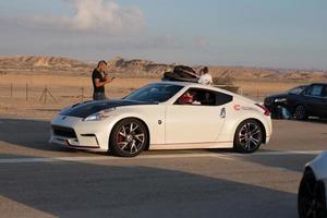 auto in pista e sulle strade del deserto foto