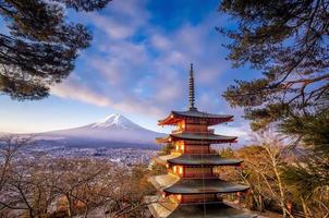 pagoda rossa con mt fuji sullo sfondo, fujiyoshida, giappone foto