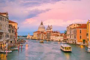 canal grande a venezia, italia con la basilica di santa maria della salute