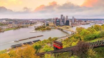 skyline del centro della città di pittsburgh usa foto