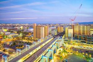 paesaggio urbano dell'orizzonte del centro della città di miyazaki a kyushu, giappone foto