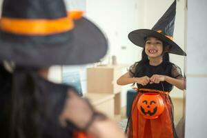 contento asiatico bambino ragazza nel un' strega costume per Halloween. trucco o trattare. bambini trucco o trattare. foto