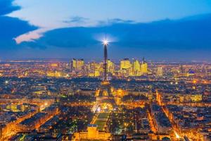 skyline di parigi con la torre eiffel al tramonto in francia foto