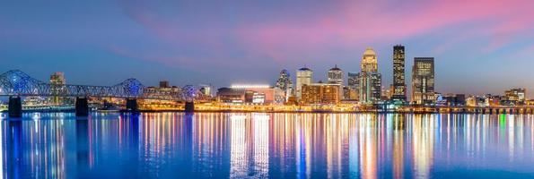 vista della skyline del centro di louisville foto