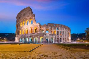 veduta del Colosseo a roma al crepuscolo foto