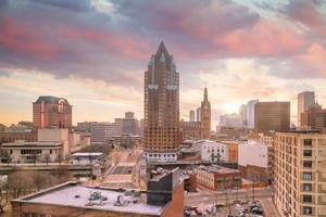 skyline del centro con edifici a milwaukee negli stati uniti foto