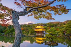 il padiglione d'oro del tempio kinkaku-ji a kyoto, in giappone foto