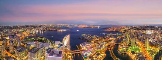 Yokohama skyline della città dalla vista dall'alto al tramonto foto