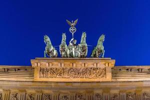 la porta di brandeburgo a berlino di notte foto