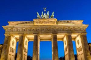 la porta di brandeburgo a berlino di notte foto