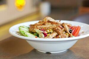 verdura insalata con grigliato pollo foto