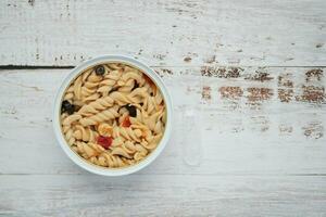 in scatola tonno con pasta misto su di legno tavolo , foto