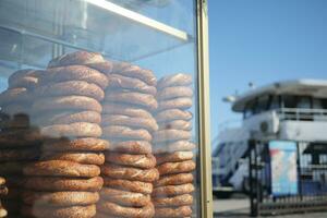 Turco bagel simit vendita a taqsim piazza nel un' furgone foto