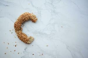 Turco bagel simit su tavolo foto