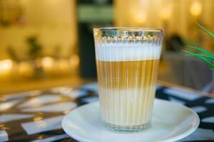 tre strato di tazza di caffè su tavolo foto