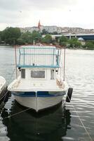 barca bacino su fiume nel Istanbul foto