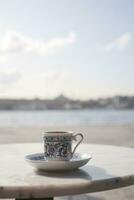 un' tazza di Turco caffè su tavolo foto