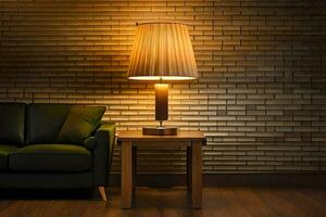 un' lampada su un' tavolo nel davanti di un' verde divano. ai-generato foto