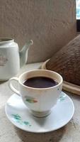 foto di una tazza di caffè e una tazza con un tradizionale