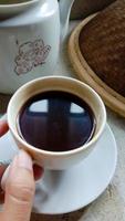 foto di una tazza di caffè e una tazza con un tradizionale
