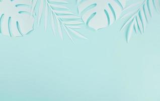 foglie di palma che tagliano la carta, concetto di carta dell'estate tropicale foto