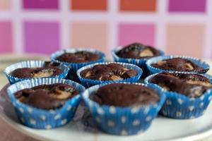 primo piano di cupcakes al cioccolato fatti a mano nella piastra bianca. foto
