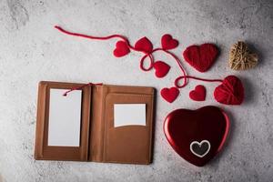 vista dall'alto carta bianca vuota su portafoglio e regalo del cuore
