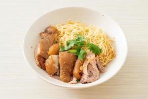 ciotola di noodles di coscia di maiale in umido essiccata - stile cibo asiatico