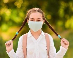 una ragazza con una maschera medica foto